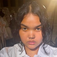 Pujian langsung membanjiri kolom komentar unggahan Shahnaz Indiria di Instagram yang memperlihatkan aksinya di London Fashion Week. Keren bangettt, tulis DJ Yasmin. Tak sedikit pula yang mengutarakan rasa bangganya. (Foto: Instagram/@shahnaz.indira)