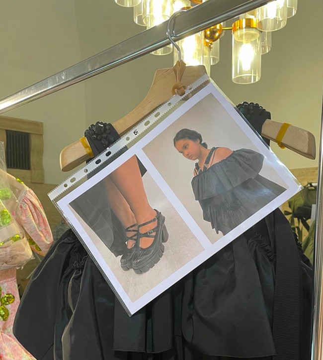 Simone Rocha, desainer berdarah Irlandia yang karyanya beberapa kali dipakai Kate Middleton, mengirim Shahnaz ke runway dalam balutan gaun off-shoulder serba hitam dengan aksen kerutan yang mengedepankan tampilan victorian kekinian. (Foto: Instagram/@shahnaz.indira)