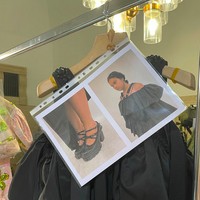 Simone Rocha, desainer berdarah Irlandia yang karyanya beberapa kali dipakai Kate Middleton, mengirim Shahnaz ke runway dalam balutan gaun off-shoulder serba hitam dengan aksen kerutan yang mengedepankan tampilan victorian kekinian. (Foto: Instagram/@shahnaz.indira)