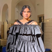 Gaun tersebut dilengkapi strap penuh beading yang menyumbangkan sentuhan edgy. Gaya Shahnaz lalu disempurnakan dengan loafers bersol tebal, serta riasan beraksentuasi pada mata dan rambut bergaya wet-look. (Foto: Instagram/@shahnaz.indira)