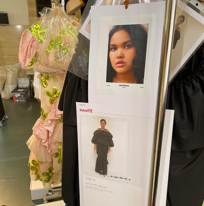 Aku sering banget dapat DM dari orang-orang yang bilang mereka jadi lebih percaya diri setelah melihat penampilanku di LFW. Itu meaningful banget, aku seperti kasih perubahan buat orang, spreading positivity, ungkapnya dari London saat berbincang dengan Wolipop secara virtual setelah penampilan monumental tersebut. (Foto: Instagram/@shahnaz.indira)