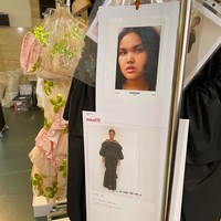 Aku sering banget dapat DM dari orang-orang yang bilang mereka jadi lebih percaya diri setelah melihat penampilanku di LFW. Itu meaningful banget, aku seperti kasih perubahan buat orang, spreading positivity, ungkapnya dari London saat berbincang dengan Wolipop secara virtual setelah penampilan monumental tersebut. (Foto: Instagram/@shahnaz.indira)