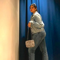 Dalam unggahan tersebut, Shahnaz menyertakan nama Milk Model Management sebagai agensi model yang menaunginya di sana. #MilkCurve, demikian agensi tersebut memberi tagar di foto penampilan Shahnaz. Jill Kortleve, model curvy yang tengah naik daun, juga diwakili oleh agensi yang sama. (Foto: Instagram/@shahnaz.indira)