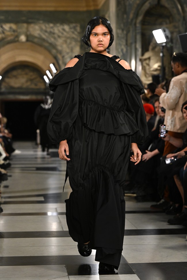 Tak kalah membanggakan adalah penampilan Shahnaz Indira di catwalk Simone Rocha. Sosoknya viral karena disebut-sebut model curvy pertama asal Indonesia yang eksis di London Fashion Week. KLIK DI SINI untuk mengenal sosok Shahnaz lebih jauh. (Foto: Getty Images/Jeff Spicer/BFC)