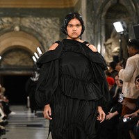 Tak kalah membanggakan adalah penampilan Shahnaz Indira di catwalk Simone Rocha. Sosoknya viral karena disebut-sebut model curvy pertama asal Indonesia yang eksis di London Fashion Week. KLIK DI SINI untuk mengenal sosok Shahnaz lebih jauh. (Foto: Getty Images/Jeff Spicer/BFC)