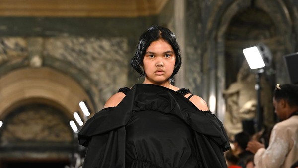 7 Foto Shahnaz Indira, Model Curvy Indonesia Debut di London Fashion Week