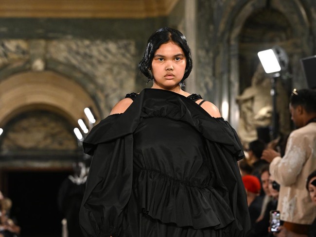 Mungkin baru Shahnaz, model curvy asal Indonesia yang berjalan di salah satu pekan mode terpenting di dunia. Ia mengukir pencapaian tersebut saat memeragakan kreasi Simone Rocha untuk koleksi Spring 2023. Sebelumnya, Simone Roche juga pernah menampilkan model Indonesia Rizal Rama. (Foto: Getty Images/Jeff Spicer/BFC)