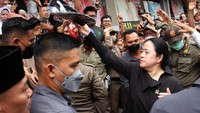 Ketua DPR RI Puan Maharani melakukan blusukan ke Pasar Tradisional Pondok Gede, Kota Bekasi, Jawa Barat, Rabu (21/9/2022). Saat tiba di pasar, Puan Maharani mendapat sambutan dari para simpatisan. Para simpatisan juga berteriak dukungan Puan Maharani maju sebagai calon presiden 2024.