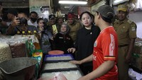 Dalam blusukannya, Puan menyambangi beberapa kios pedagang sembako di pasar tersebut.
