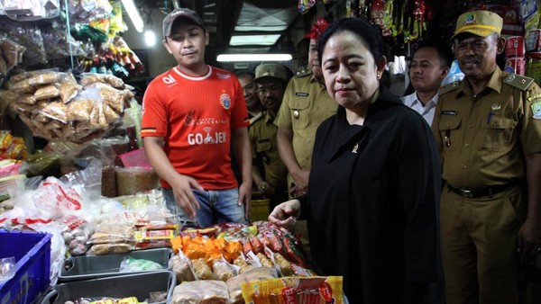 Momen Puan Maharani Blusukan ke Pasar Pondok Gede Bekasi