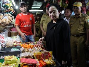 Momen Puan Maharani Blusukan ke Pasar Pondok Gede Bekasi