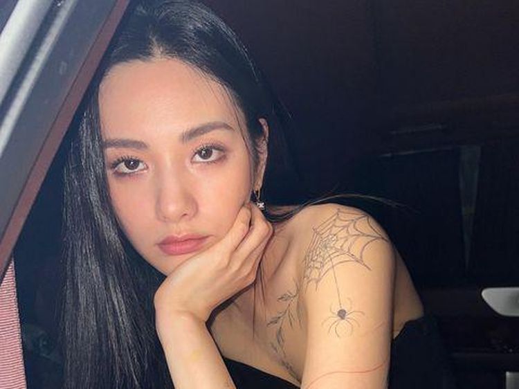 NANA eks After School Bikin Heboh Pamer Tubuh Penuh Tato