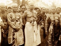 Mengenal Jas Tutup, Baju Adat Pria Bugis-Makassar yang Elegan