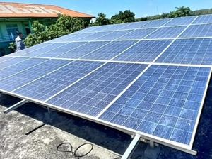 Komitmen Khofifah Kembangkan Green Energy, Pasang PLTS di Kantor Pemerintahan