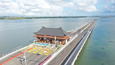 Cakep Nih! Ada Panel Surya di Sepanjang Tol Atas Laut Bali
