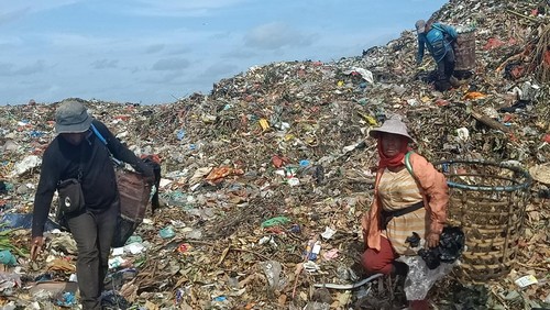 Para pemulung yang tengah mencari-cari plastik hingga botol plastik di TPA Suwung, Jalan TPA Suwung, Denpasar, Bali, Rabu (21/9/2022).