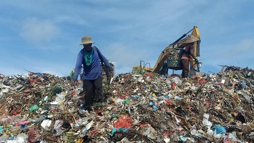 Para pemulung yang tengah mencari-cari plastik hingga botol plastik di TPA Suwung, Jalan TPA Suwung, Denpasar, Bali, Rabu (21/9/2022).