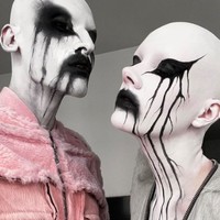 “Hanya pengingat bahwa orang mungkin menunjuk, menatap dan menertawakan kamu sambil membuat lelucon kejam, tetapi itu hakmu untuk hidup di planet ini sama seperti mereka, bahkan jika mereka tidak memahami. Itu hakmu untuk berpakaian sesukamu, hidup sesukamu dan menjadi siapapun atau apapun yang kamu inginkan. Itu hakmu untuk hidup bebas,” ungkap pasangan yang telah bersama 10 tahun itu. Foto: dok. Instagram/@matieresfecales