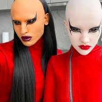 Membagikan foto di Instagram dengan nama @matieresfecales, keduanya menunjukkan konten gaya berbusana dan penampilan makeup yang tidak seperti orang biasanya. Pasangan ini tinggal di Paris dan memamerkan fashion eksentrik mereka. Foto: dok. Instagram/@matieresfecales