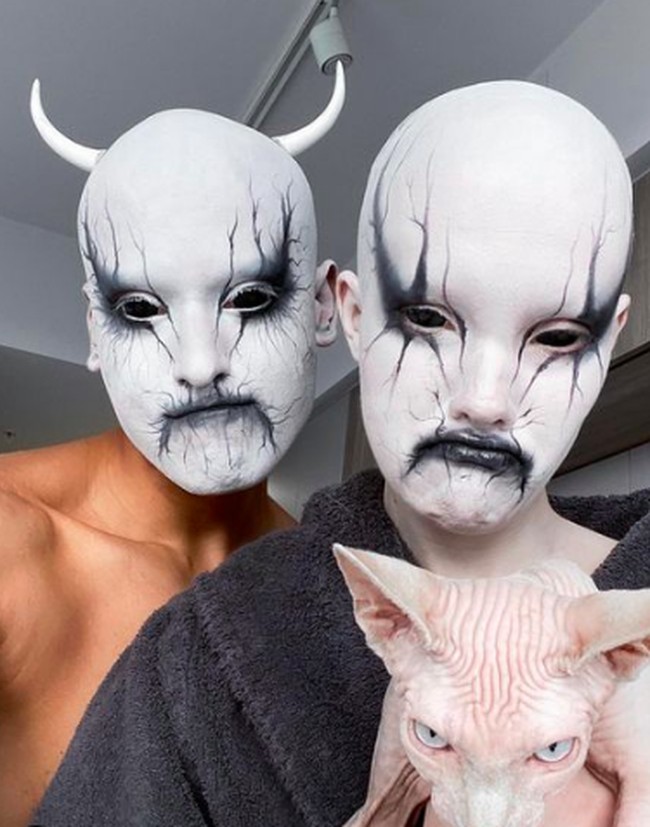 Riasan mereka juga ekstrem. Kulit yang terkadang dibuat sangat putih dengan garis eyeliner tebal yang dibuat tidak biasa. Foto: dok. Instagram/@matieresfecales