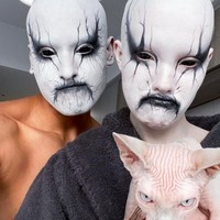 Riasan mereka juga ekstrem. Kulit yang terkadang dibuat sangat putih dengan garis eyeliner tebal yang dibuat tidak biasa. Foto: dok. Instagram/@matieresfecales