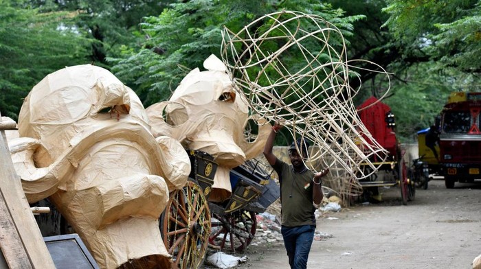 Patung Raja Iblis Rahwana NEW DELHI, INDIA - SEPTEMBER 20: A worker inspects an effigy of Ravana which is ritualistically burned on the day of the festival of Dussehra at a DDU Margworkshop on September 20, 2022 in New Delhi, India. (Photo by Sanjeev Verma/Hindustan Times via Getty Images)