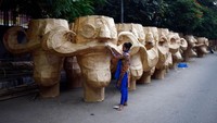 Perajin memeriksa patung Rahwana sebelum digunakan untuk Festival Dussehra.