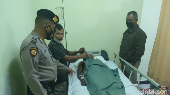 Pekerja yang diterkam buaya dirawat di rumah sakit.