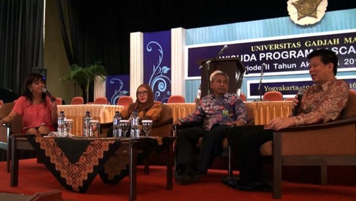 Pemilik restoran Solaria, Aliuyanto, saat bicara di depan mahasiswa pascasarjana UGM pada 2016.
