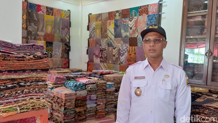 Pemilik sekaligus pendiri Toko Batik Windarsari langganan Istana, Aswanda (44), saat ditemui di galerinya di Desa Kliwonan, Kecamatan Masaran, Sragen, Rabu (21/9/2022).