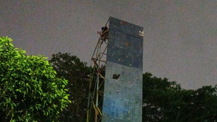 pemuda malang naik wall climbing