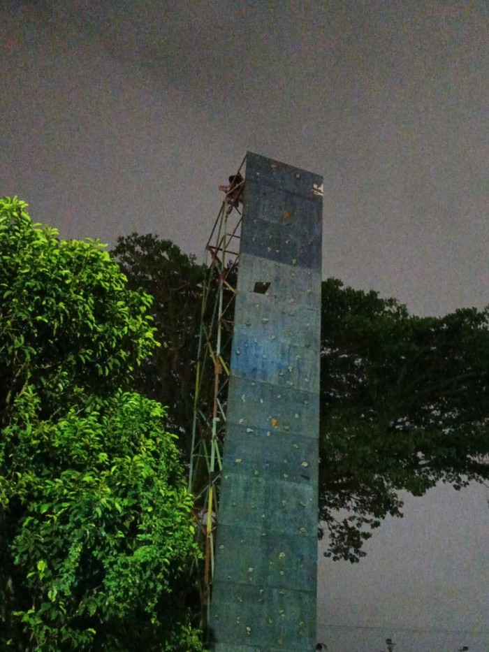 pemuda malang naik wall climbing