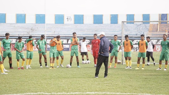Persipa Pati saat berlatih di Stadion Surajaya Lamongan, Jawa Timur, Rabu (21/9/2022), jelang laga lawan tuan rumah Persela.