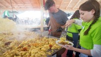 Setelah matang, roesti raksasa tersebut disajikan kepada para pengunjung yang hadir menyaksikan Festival Petani Sichlete. Kegiatan ini diselenggarakan sebagai peringatan 125 tahun Serikat Petani Swiss.