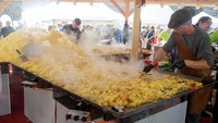 Roesti memang merupakan hidangan tradisional khas Swiss. Swiss pun menjadikan roesti sebagai salah satu kuliner nasional. Roesti awalnya merupakan hidangan tradisional yang biasa disantap para petani di Bern. Akan tetapi, roesti menjadi populer di negara-negara yang berbatasan dengan Pegunungan Alpen seiring berjalannya waktu.