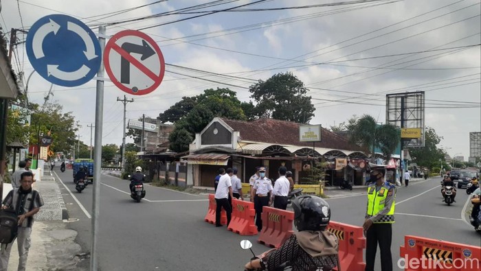 Petugas saat memasang rambu penunjuk jalur searah jarum jam di simpang tiga Patung Sultan Agung, Kapanewon Imogiri, Kabupaten Bantul, Rabu (21/9/2022).