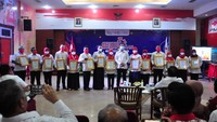 PMI DKI Jakarta memberikan penghargaan kepada pegawai dan relawan PMI yang telah mengabdi selama 15-25 tahun.