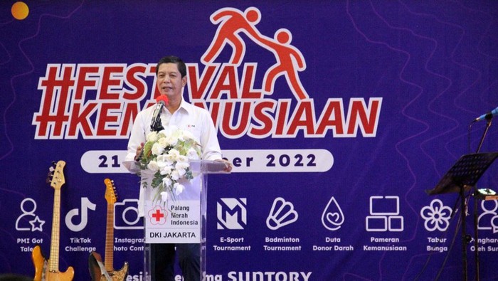 PMI DKI Jakarta Beri Penghargaan Pejuang Kemanusiaan Pegawai PMI DKI menunjukkan Piagam Penghargaan yang diterimanya di PMI DKI Jakarta, Rabu (21/9/2022). Kegiatan ini dilakukan saat Puncak perayaan HUT Palang Merah Indonesia (PMI) ke-77.