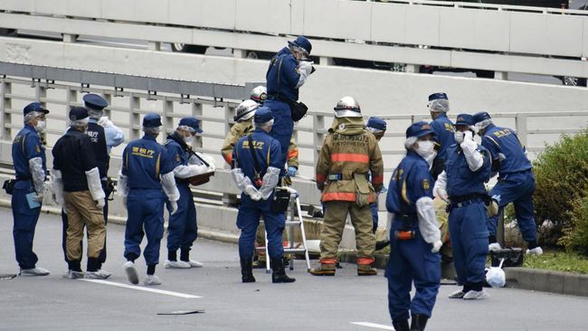 Polisi Jepang memeriksa lokasi aksi bakar diri seorang pria di dekat kantor PM Jepang