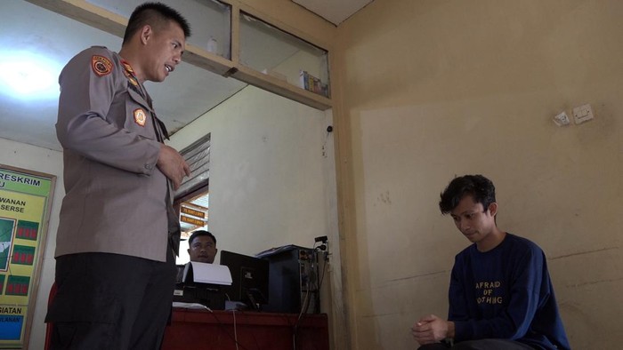 Seorang pria di Kabupaten Polewali Mandar (Polman), Sulawesi Barat (Sulbar), Hasbi (20) ditangkap polisi lantaran tega menganiaya ayah kandungnya