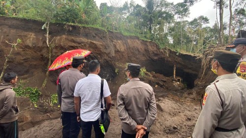 Polsek Selat  mendatangi lokasi kejadian longsor galian C di Banjar Dinas Badeg Tengah, Desa Sebudi, Kecamatan Selat, Kabupaten Karangasem, Bali, Rabu (21/9/2022).