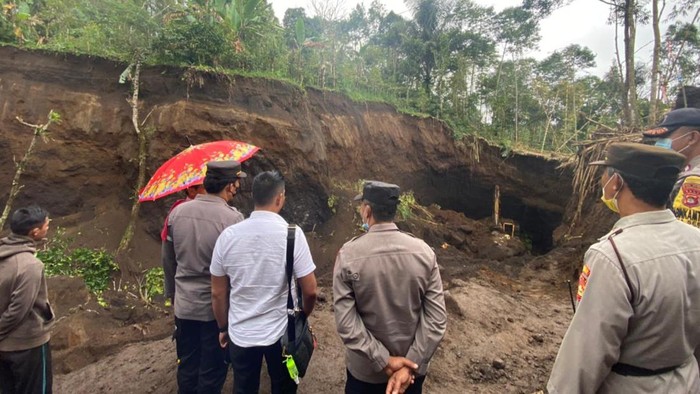 Polsek Selat  mendatangi lokasi kejadian longsor galian C di Banjar Dinas Badeg Tengah, Desa Sebudi, Kecamatan Selat, Kabupaten Karangasem, Bali, Rabu (21/9/2022).