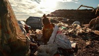 Mereka bekerja setiap hari di gunungan sampah tersebut.