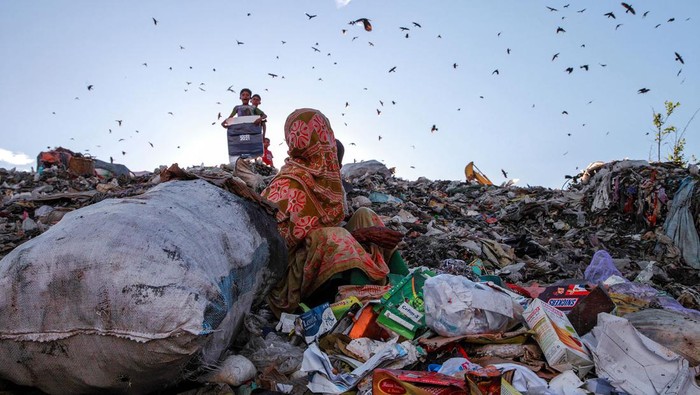 Potret Kerasnya Hidup Pemburu Rezeki di 'Bukit' Sampah Bangladesh Sejumlah pekerja mengumpulkan barang yang bisa didaur ulang di gunungan sampah Bangladesh. Mereka bekerja setiap hari dengan upah yang rendah.