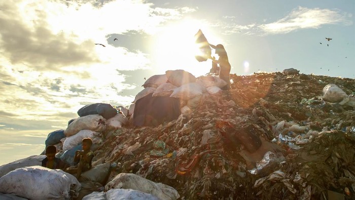 Sejumlah pekerja mengumpulkan barang yang bisa didaur ulang di gunungan sampah Bangladesh. Mereka bekerja setiap hari dengan upah yang rendah.