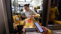Pihak McDonalds mengatakan berencana untuk membuka kembali lebih banyak gerai di Kyiv dan di kota-kota lain di Ukraina selama beberapa minggu mendatang.