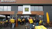 Kurir pengiriman makanan Glovo menunggu untuk mengambil pesanan di luar restoran McDonalds, setelah jaringan restoran itu dibuka kembali di tengah serangan Rusia terhadap Ukraina, di Kyiv, Ukraina, Selasa, (20/9/2022).