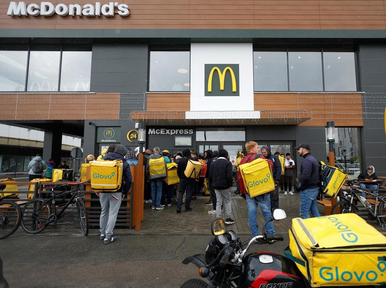 Potret McDonalds di Ukraina Buka Kembali, Pertama Kali Sejak Invasi Rusia A McDonalds employee passes orders to Glovo food delivery couriers inside a restaurant, after the chain reopened amid Russias attack on Ukraine, in Kyiv, Ukraine September 20, 2022. REUTERS/Valentyn Ogirenko
