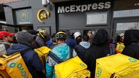 Restoran McDonald’s kembali membuka tiga cabang di ibukota Ukraina yang telah ditutup sejak invasi Rusia, tujuh bulan lalu.