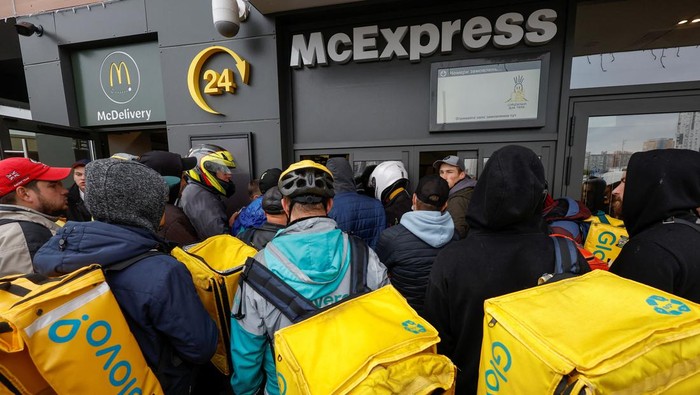 Potret McDonald's di Ukraina Buka Kembali, Pertama Kali Sejak Invasi Rusia A McDonald's employee passes orders to Glovo food delivery couriers inside a restaurant, after the chain reopened amid Russia's attack on Ukraine, in Kyiv, Ukraine September 20, 2022. REUTERS/Valentyn Ogirenko